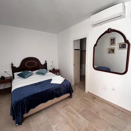 Shanti's Andalusian Apartment *